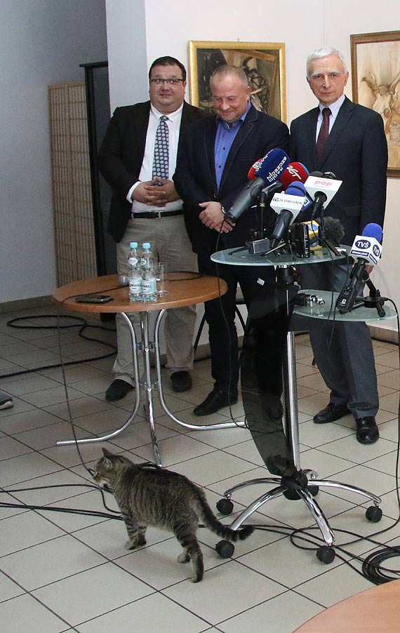 Kot przyszed na konferencj dotyczc podatku od nieruchomoci Terminalu LNG im. Prezydenta Lecha Kaczyskiego. Przypadek?