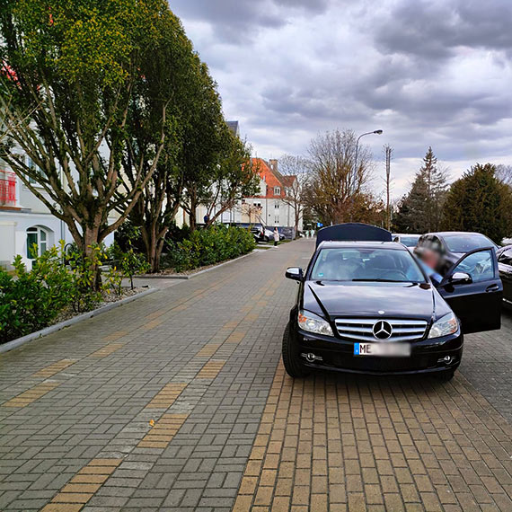 Mercedes zablokował ścieżkę rowerową. Mieszkańcy oburzeni
