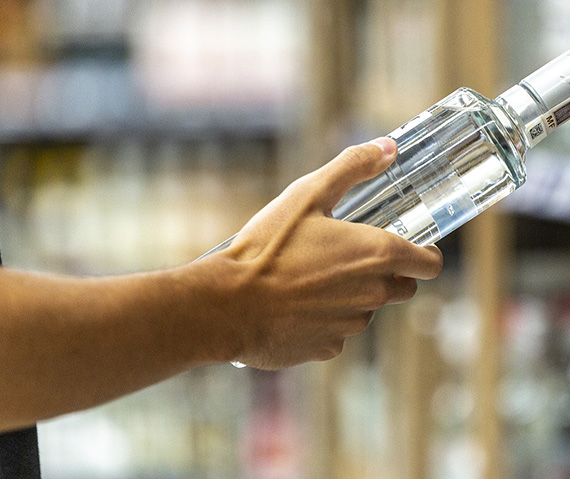 Alkohol i wszystko po trochu. Tak zamierzają w tym roku oszczędzać na świętach Polacy