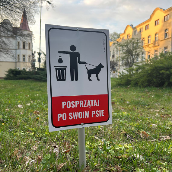 Nowe tabliczki przypominają o sprzątaniu po pupilach