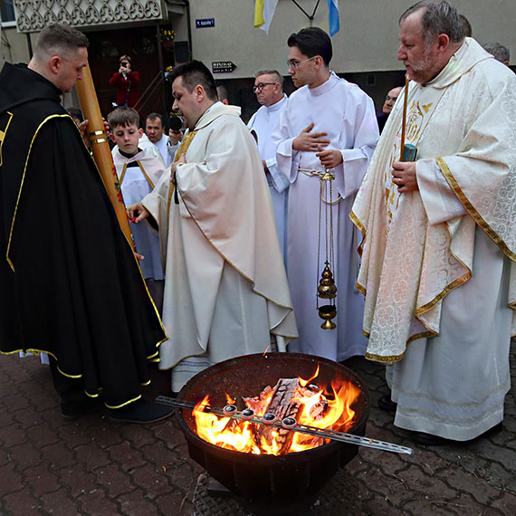 Prawdziwie zmartwychwstał! Jako pierwsi usłyszeli o tym już sobotę uczestnicy wigilii paschalnej