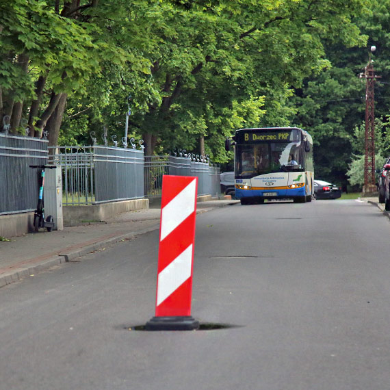 Dziura na �rodku ulicy Jana z Kolna. Mija miesi�c, a problem wci�� nierozwi�zany