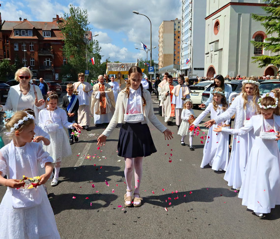 Mieszkańcy i goście zademonstrowali swoje przywiązanie do chrześcijańskich tradycji. Procesja bożego Ciała przyciągnęła do centrum miasta tłum wiernych