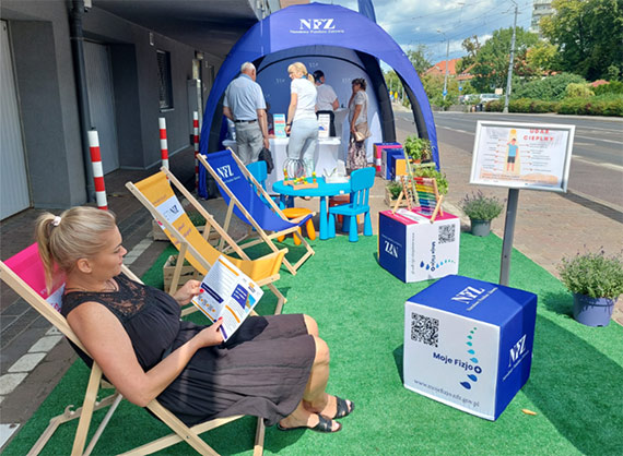 Mobilne stanowisko Zachodniopomorskiego Oddziału NFZ na plaży w Świnoujściu