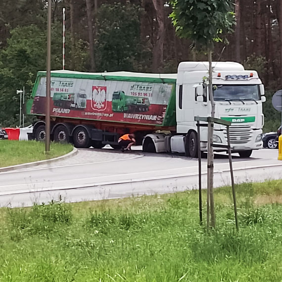 Ciągnik siodłowy Daf z naczepą utrudnił ruch przy wyjeździe z tunelu
