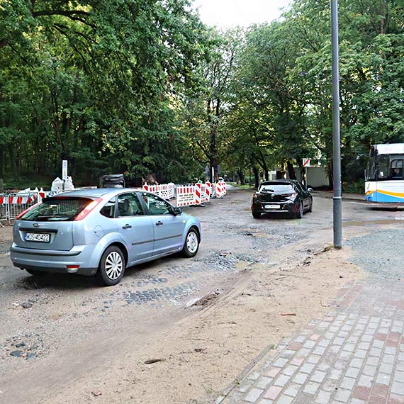 Kocie łby to mało powiedziane! Przy skrzyżowaniu ulic Krzywoustego i Sienkiewicza kierowcy bezpiecznie przejadą z prędkością max. 5 km/h!