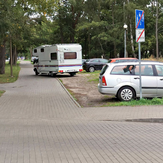 Kierowcy wciąż jeżdżą po chodniku. Mieszkańcy mają dość