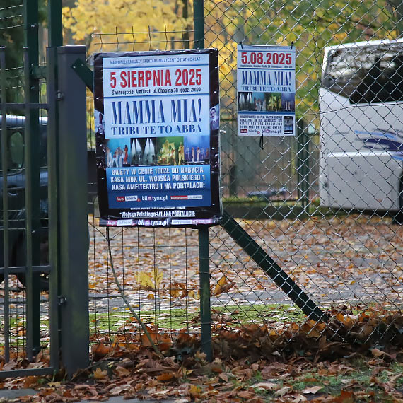 Reklamy z wakacji wciąż wiszą przy hali tenisowej. Mieszkańcy pytają: kto pilnuje porządku na terenie OSiR-u?