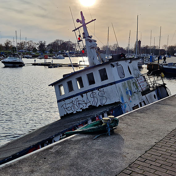 Wrak z Basenu Pnocnego tonie - natura sama zaczyna go chowa