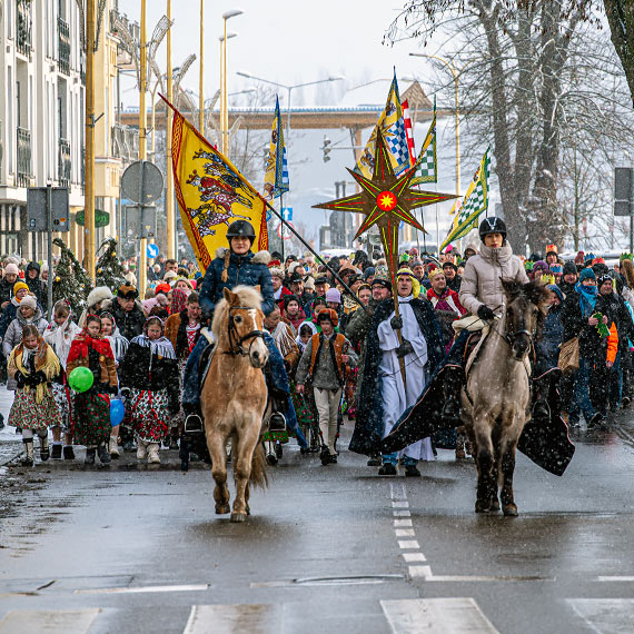�winouj�cie przyj�o Trzech Kr�li po kr�lewsku. Zobacz film!