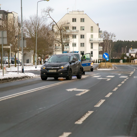 Potr�cenie na ulicy 11 Listopada w �winouj�ciu. 31-latek trafi� do szpitala