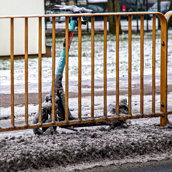 Od�nie�ona �cie�ka, oblodzony chodnik. Hulajnogi zamarz�y i zosta�y na lodzie