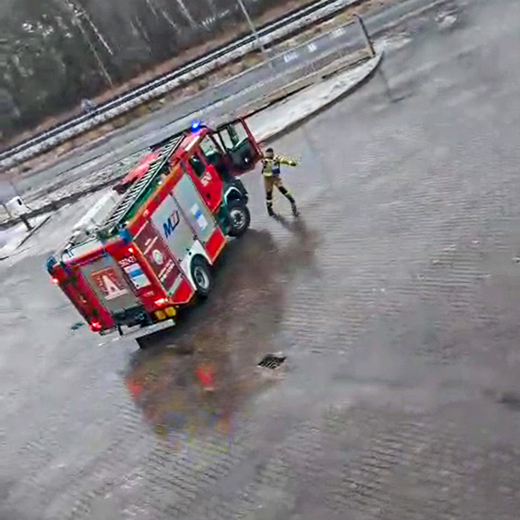 Chwile grozy w Komendzie Miejskiej PSP w �winouj�ciu. W�z o krok od tragedii podczas wyjazdu do akcji. Zobacz film!