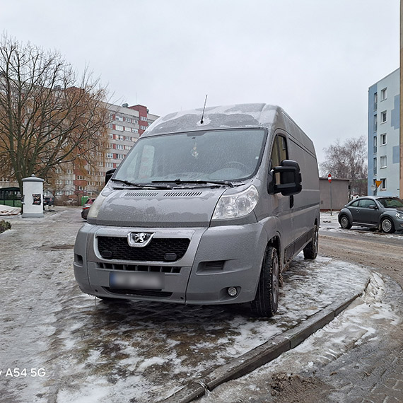 Zastawione chodniki, rozje�d�one trawniki. Co dzieje si� na ulicy Witosa?