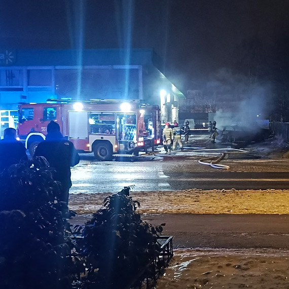 Auto sp�on�o przy Matejki. Stra� po�arna od tygodnia nie potrafi odpowiedzie�