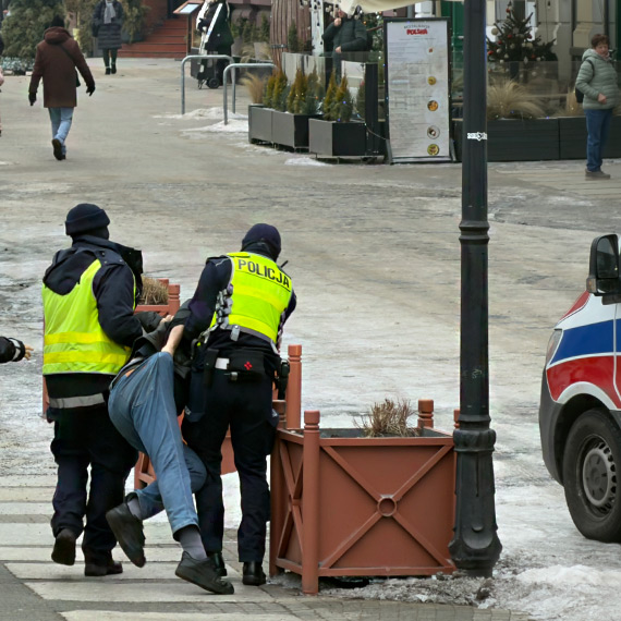 Zaczepia� przechodni�w na deptaku. Interweniowa�a policja i pogotowie