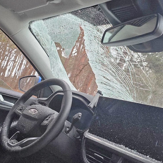 Tafla lodu spadła na przednią szybę samochodu - kierujący ukarany wysokim mandatem