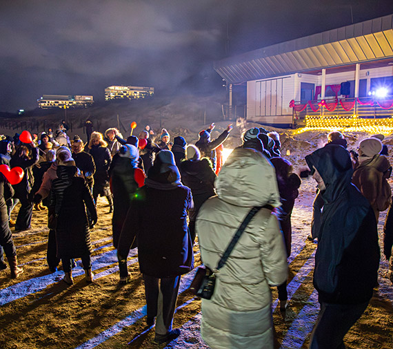 Walentynkowa potańcówka rozgrzała zimną plażę. Zobacz film!