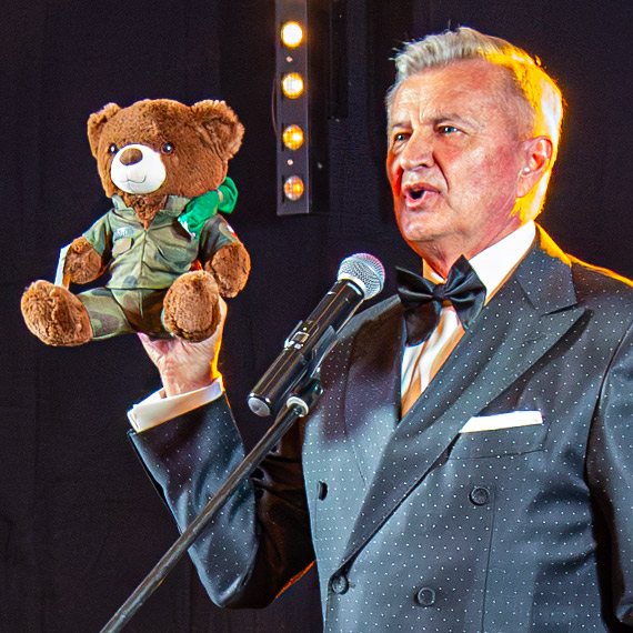 Miś Wojtek ma chronić Świnoujście. Prezent od wiceministra obrony