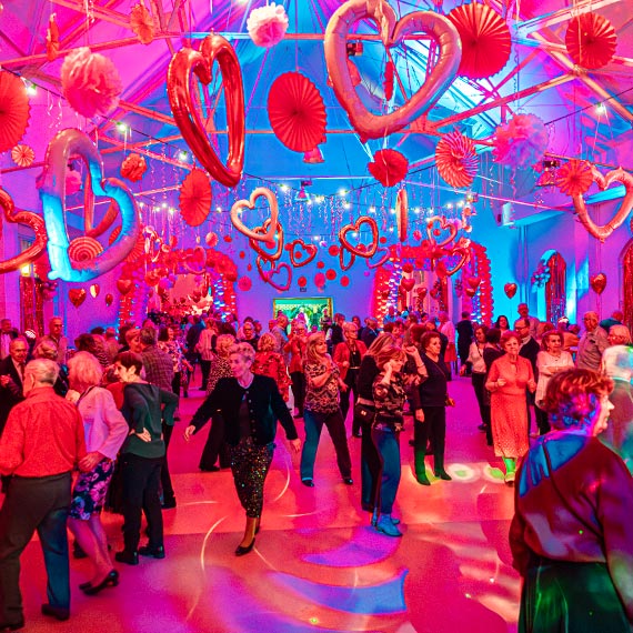 Świnoujskie Walentynki; dzień drugi. W Sali MDK bawili się seniorzy. Zobacz film!