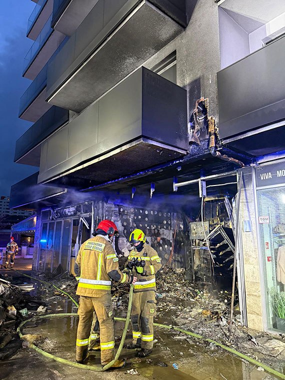 Mi�dzyzdroje: P�omienie przy Promenadzie Gwiazd. �abka sp�on�a doszcz�tnie