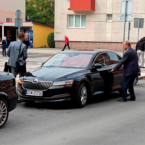 Dwa sądy, dwa wyroki. Jak Gmina Miasto Świnoujście chciała usunięcia tekstu o służbowej Skodzie, a Sąd Apelacyjny wszystko odwrócił