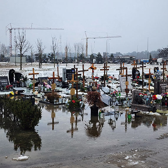Zalane groby na nowej części cmentarza. Mieszkańcy proszą o pilną interwencję