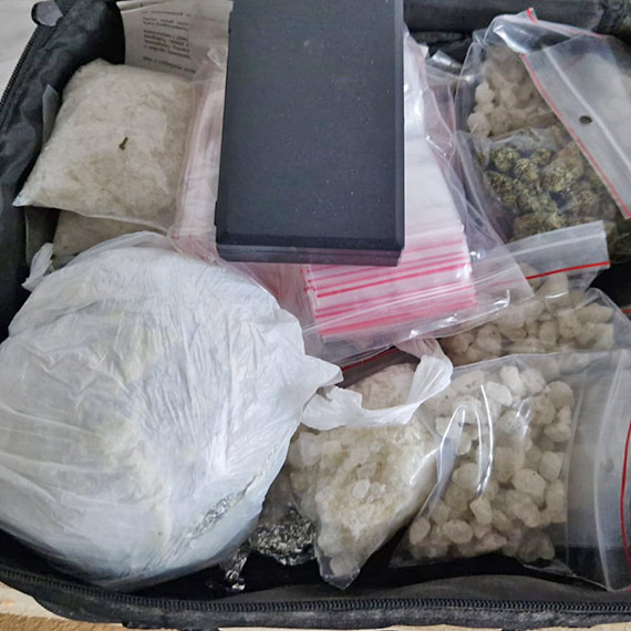Ponad kilogram narkotyk�w zabezpieczony przez ko�obrzeskich policjant�w. 50-latek tymczasowo aresztowany