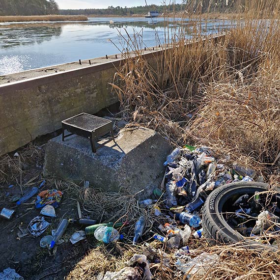 Mulnik tonie w �mieciach. „Relaks, pi�kny widok, a potem �mietnik”