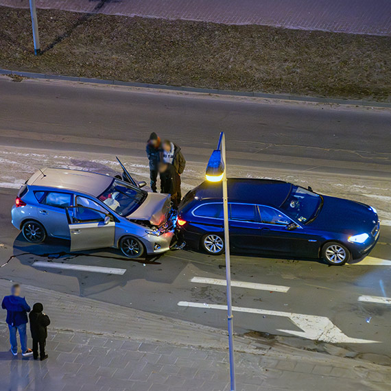 Zderzenie z impetem na 11 Listopada. Toyota wjecha�a w ty� BMW