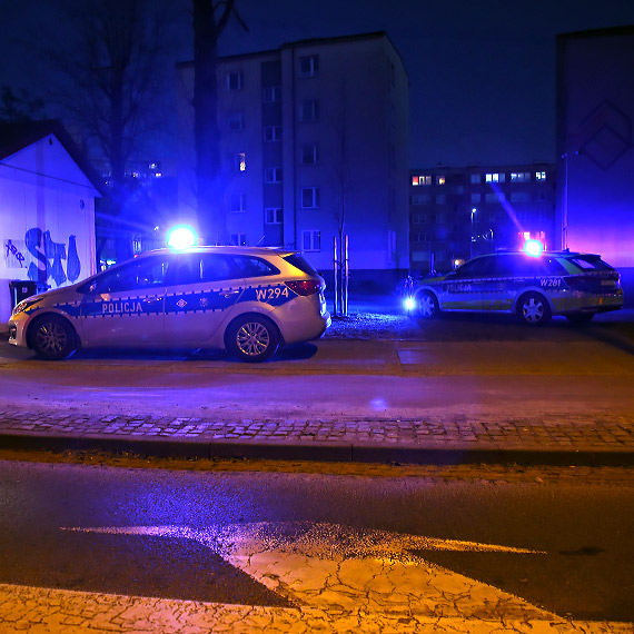 Trudny powr�t do domu. Pomocna d�o� policjant�w przy ulicy Matejki