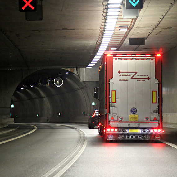 Wysoka ciężarówka w tunelu w Świnoujściu. „Wyglądało, jakby zaraz miała zahaczyć”
