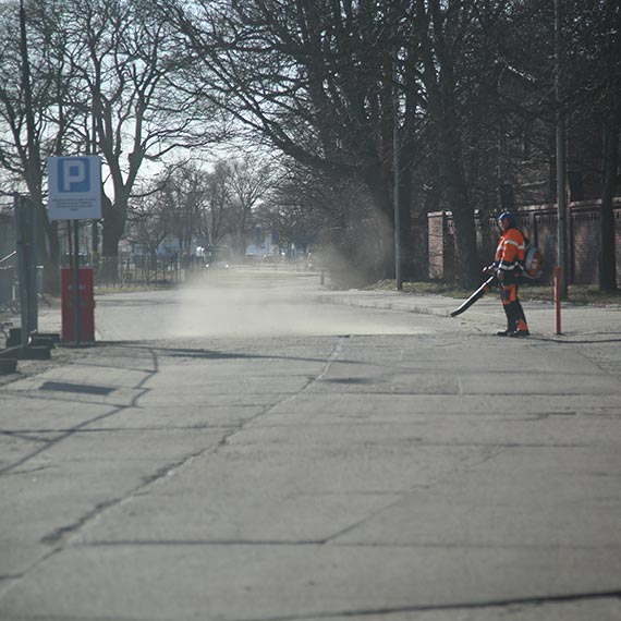 Sprzątanie czy tylko przesuwanie problemu? Kurz zamiast zniknąć - unosi się w powietrzu przy wjeździe do Basenu Północnego