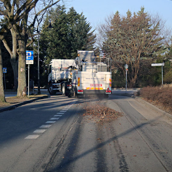 Wiosenne sprzątanie ruszyło. Maszyny czyszczą nadmorską dzielnicę Świnoujścia