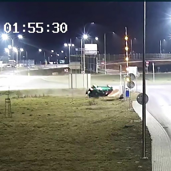 Spektakularne dachowanie przed wjazdem do tunelu w Świnoujściu. Kierowca wyszedł z auta o własnych siłach. Zobacz film!