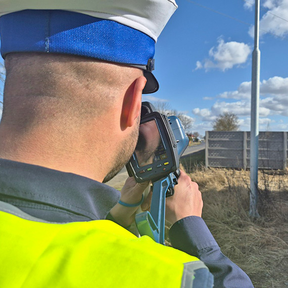 Nie tylko auta jecha�y za szybko – 13 latek na hulajnodze p�dzi� 52km/h