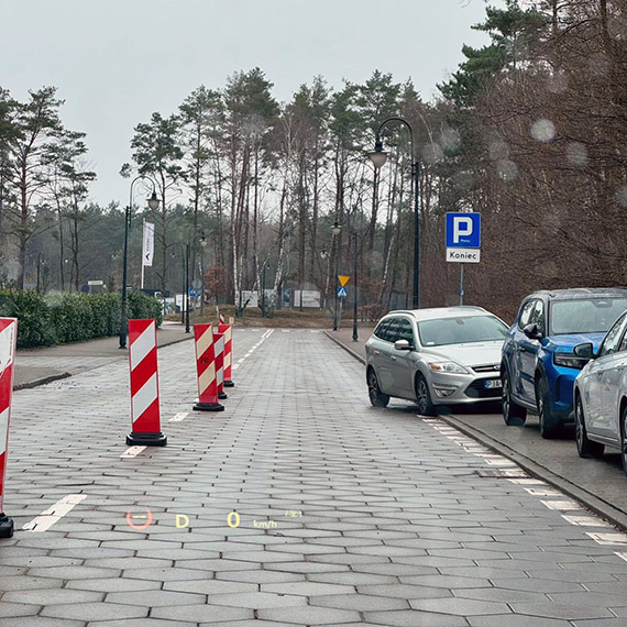 Zaparkowa� tak, �e zablokowa� pas ruchu. Kierowcy przeciskaj� si� mi�dzy pacho�kami na ulicy Zdrojowej