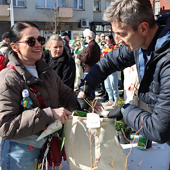 Zielony przyl�dek w �winouj�ciu. Port Szczecin-�winouj�cie przywita� wiosn� rozdaj�c mieszka�com sadzonki