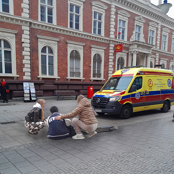 Gro�ny upadek z hulajnogi. M�czyzna uderzy� twarz� o chodnik