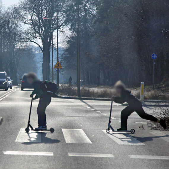 Dzieci p�dz� hulajnogami przez pasy na Grunwaldzkiej. Uwa�ajcie!