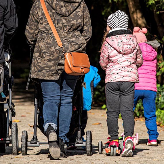 Obcokrajowcy dostaj� coraz mniej �wiadcze� z puli 800 plus. Spadek rok do roku jest przesz�o 4-proc.