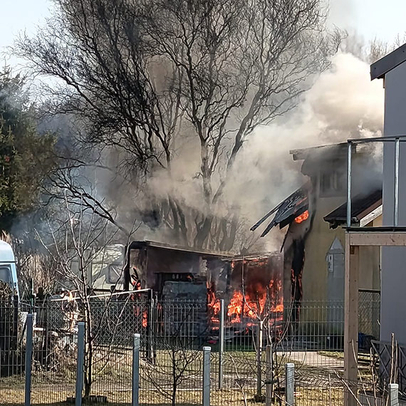 Ogie� obj�� ca�y domek na dzia�kach. Szybka akcja stra�ak�w w �winouj�ciu