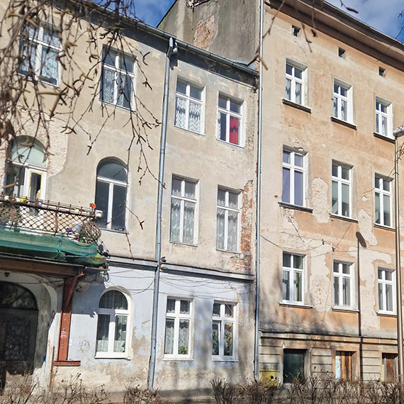 Sypie si� na g�owy mieszka�c�w. Gruz spada z kamienicy, balkony w fatalnym stanie