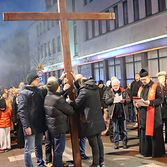 Za krzy�em ulicami �winouj�cia. Uczestnicy modlili si� w intencjach miasta ale i wszystkich rodak�w