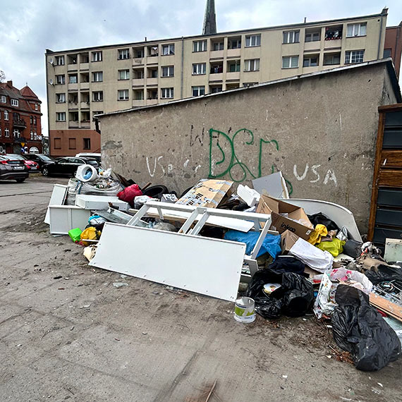 Dzikie wysypisko przy Marynarzy. Mieszka�cy maj� do�� ba�aganu