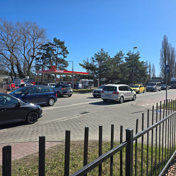 Nowokarsiborska sparaliżowana. Stacje paliw przyciągnęły tłumy, kierowcy parkują gdzie popadnie