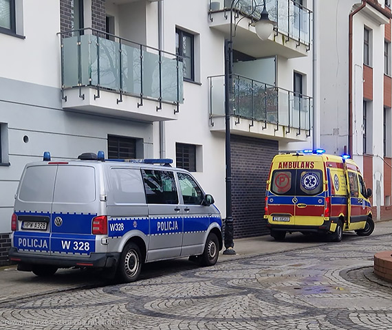 Drgawki i uraz twarzoczaszki przy ulicy Monte Cassino. Interweniowało pogotowie i policja