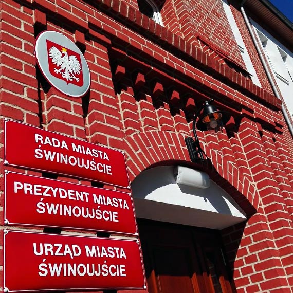 W Wielki Pi�tek urz�d czynny kr�cej