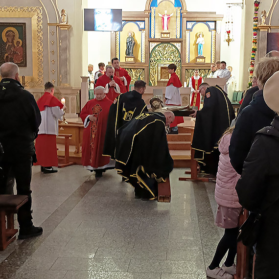 Pi�tkowy wiecz�r w �winoujskim sanktuarium, �a�oba przepleciona  z nadziej�