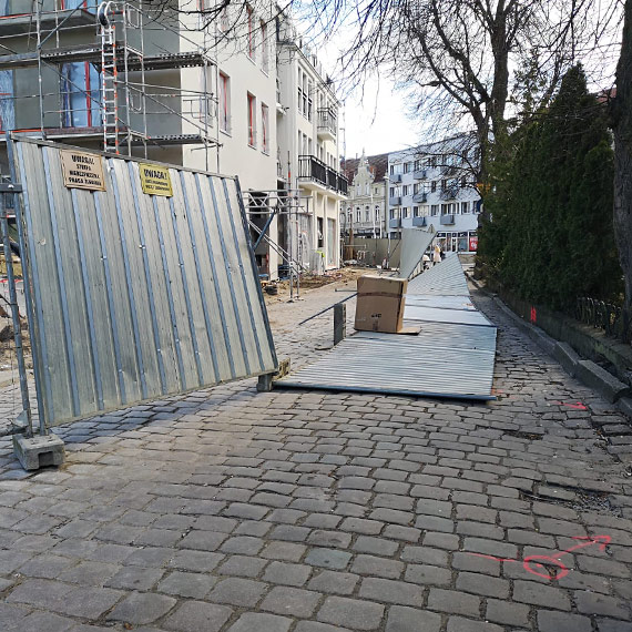 Podmuch i po płocie. Wiatr powalił ogrodzenie przy sanktuarium